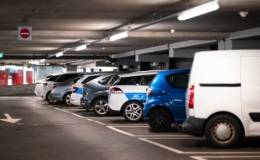 Deretan mobil terparkir di area parkir