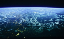 Pemandangan bumi dari luar angkasa, ilustrasi sistem satelit navigasi GNSS untuk GPS pelacak