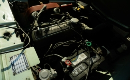 Close-up mesin mobil dan aki kendaraan