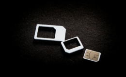 Kartu SIM ukuran standar, mikro, dan nano dengan latar hitam, ilustrasi kartu SIM untuk GPS pelacak