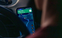 Pengemudi mobil memakai aplikasi peta di ponsel, ilustrasi perbandingan GPS pelacak dan aplikasi HP