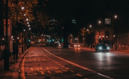 Mobil berada di jalan pada malam hari