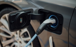 Kabel pengisian daya tersambung ke port mobil listrik