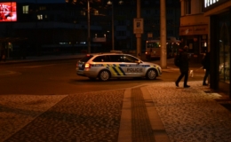 Mobil polisi terparkir di jalan kota pada malam hari