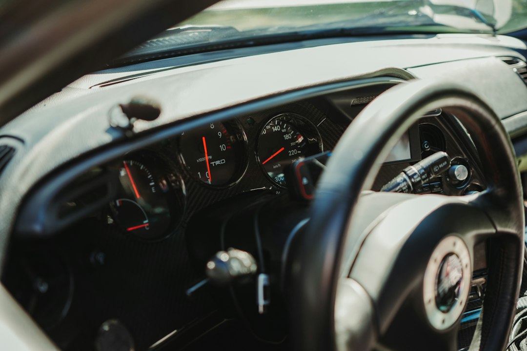 Interior mobil dengan panel instrumen dan setir
