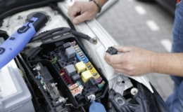 Mekanik sedang mengerjakan sistem kelistrikan mobil