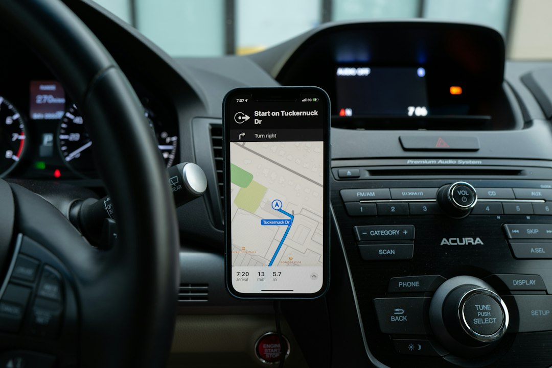 Layar dasbor mobil yang menampilkan peta navigasi